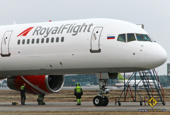 Boeing 757-256
